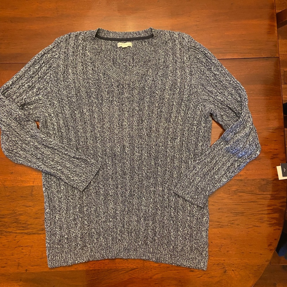 Croft and Barrow women’s sweater rounded neck navy white cable knit design